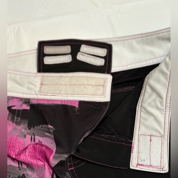 Clinch Gear Womens MMA Fighting / Boxing EUC Training Shorts Black Pink Size 10 - Picture 8 of 9
